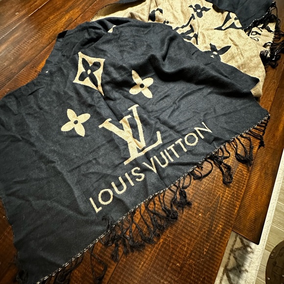 Louis Vuitton Cashmere Scarf. 73.2 x 13.4 inches
(length x Height) - Picture 3 of 5